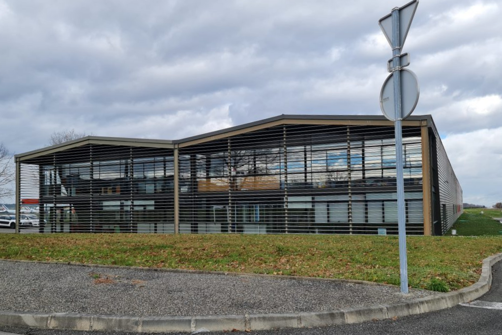 To let – 3,550 m² industrial building in Louey, in the Hautes-Pyrénées