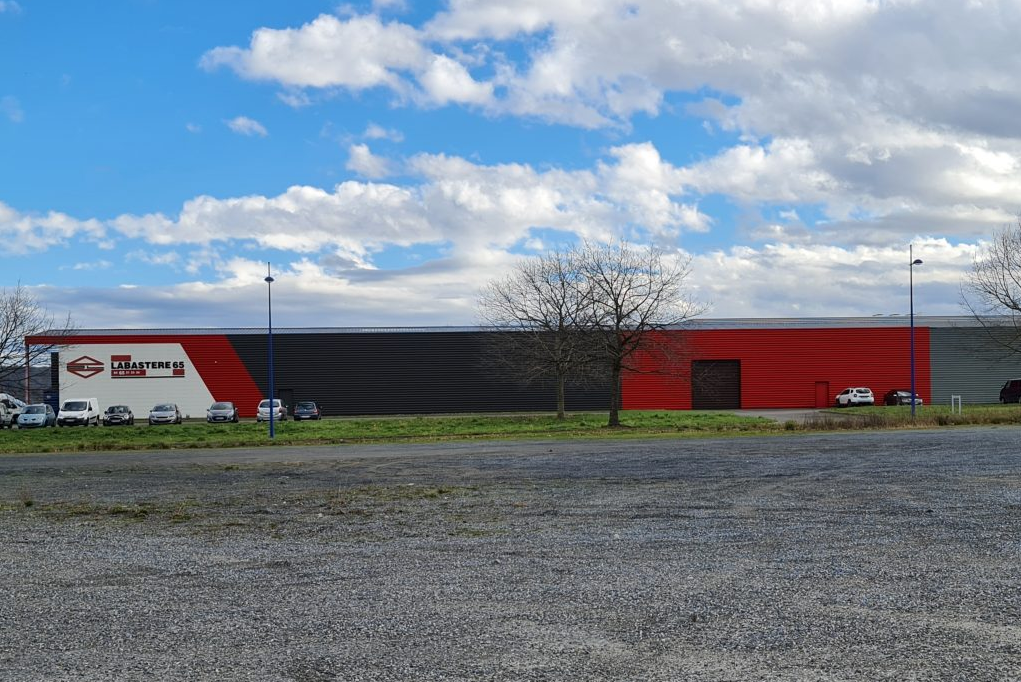 To let – 3,550 m² industrial building in Louey, in the Hautes-Pyrénées