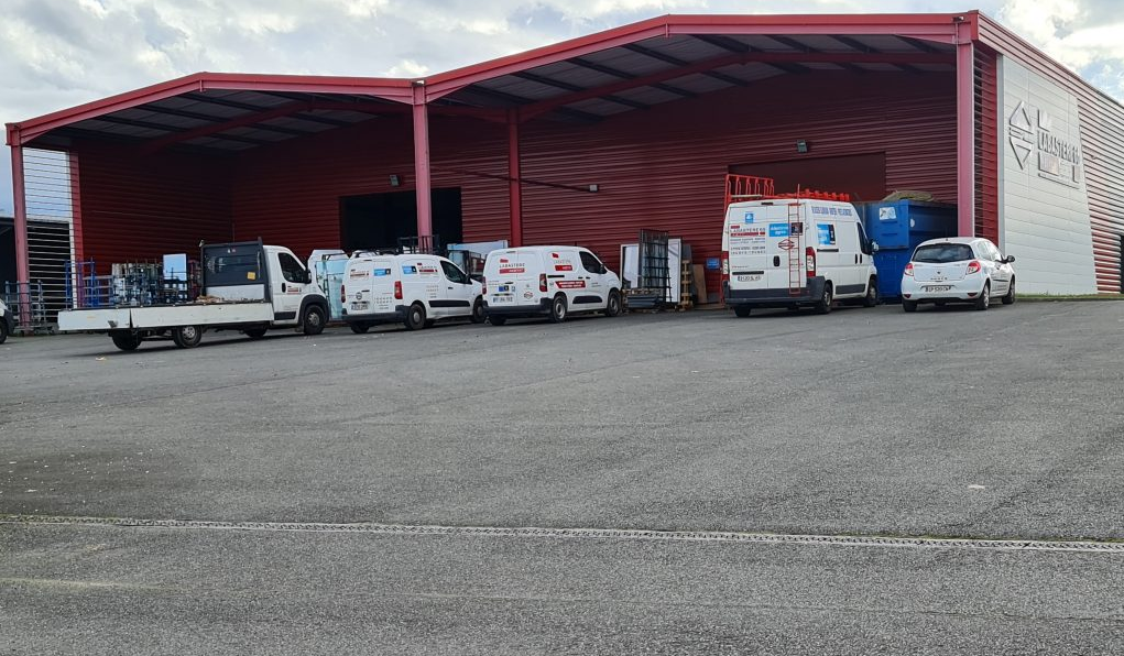 To let – 3,550 m² industrial building in Louey, in the Hautes-Pyrénées