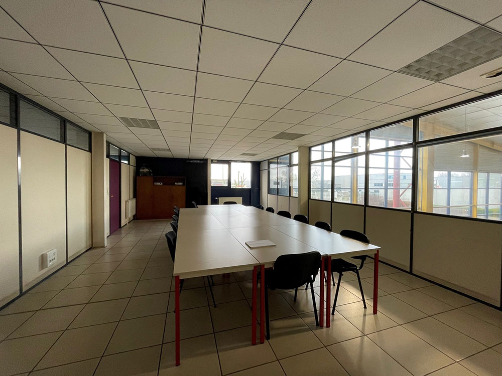To let – 5,000 m² industrial building – Marcel Doret area, Calais (62)