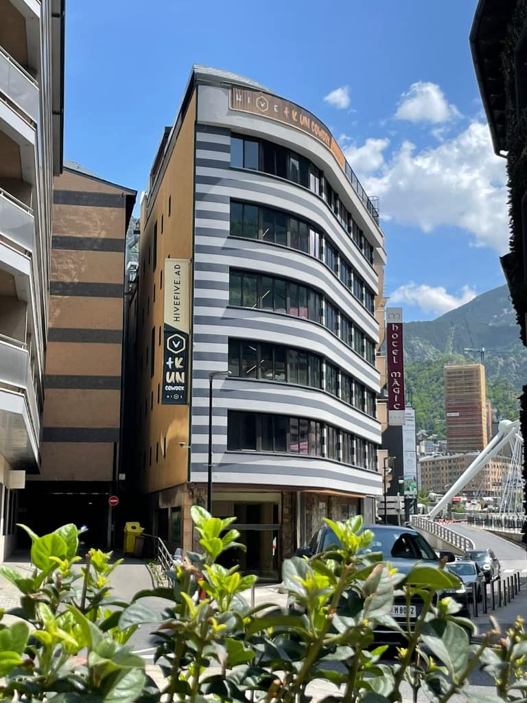 To let – Offices in a 1,000 m² co-working space in Andorra