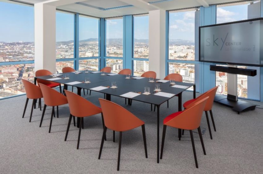 To let – Offices in a 1,300 m² co-working space in the Tour La Marseillaise – Euroméditerranée – 2nd arrondissement of Marseille