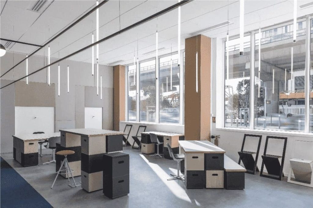 To let – Offices in a 2,300 m² co-working space in the Euroméditerranée Central Business District – 2nd arrondissement of Marseille