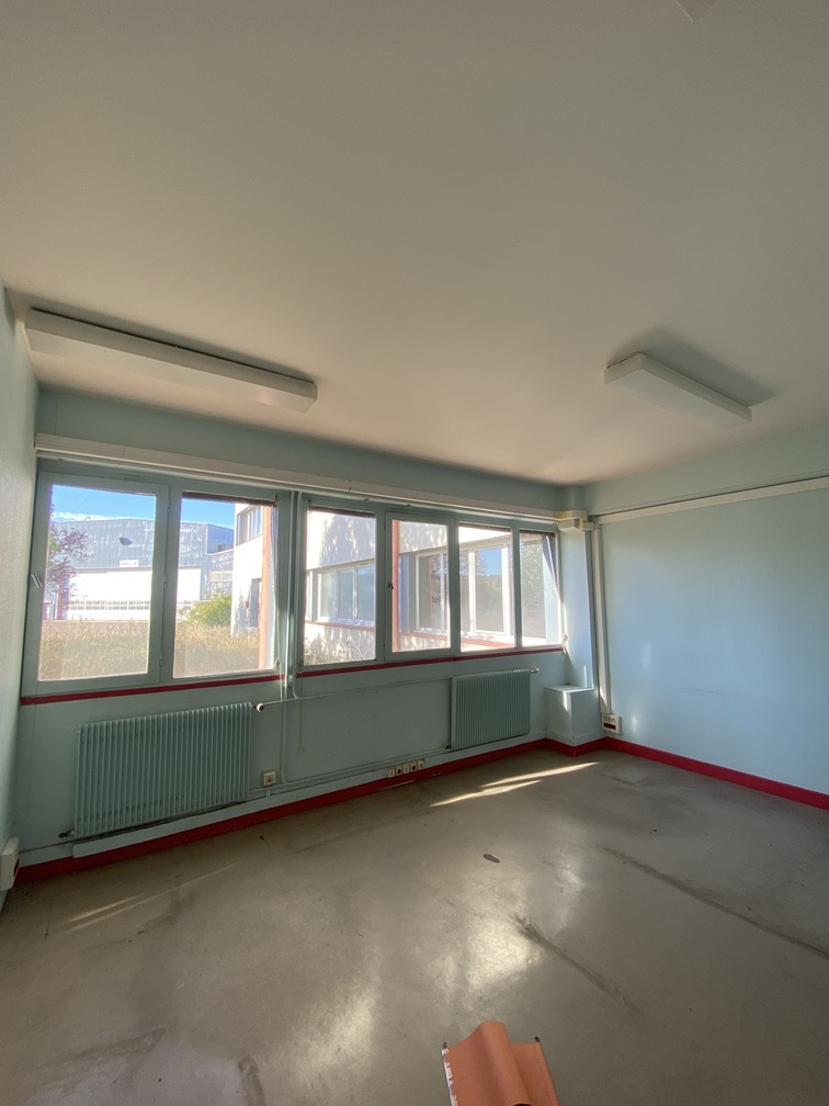 To let – 815 m² of offices in Champs-sur-Yonne, near Auxerre (89)