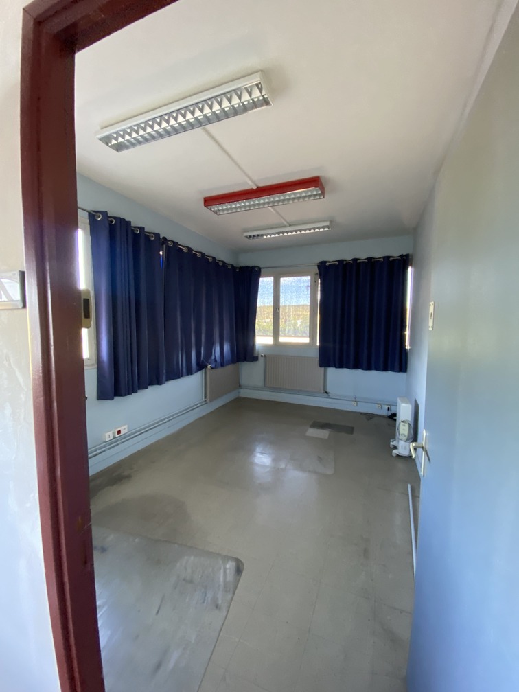 To let – 815 m² of offices in Champs-sur-Yonne, near Auxerre (89)