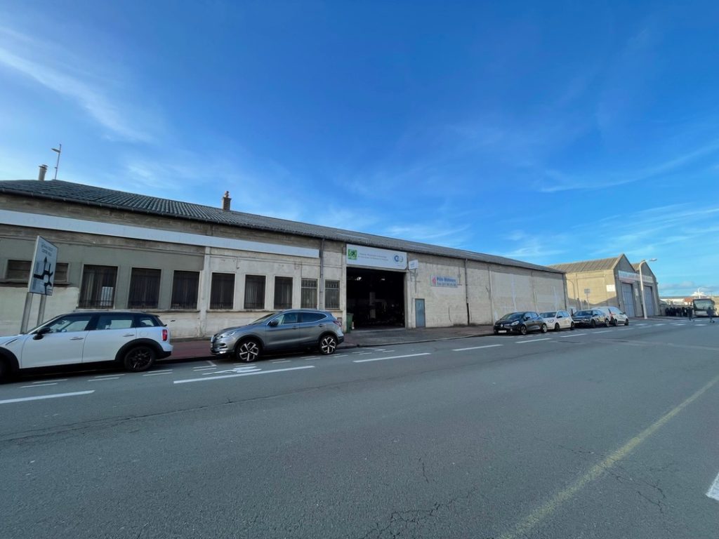 To let – 1,321 m² warehouse in Calais (62)