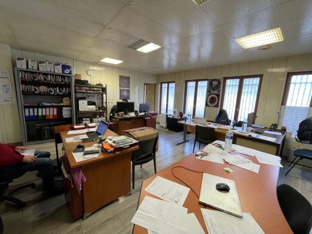 To let – 1,321 m² warehouse in Calais (62)