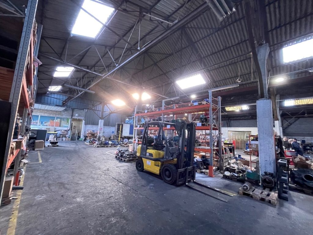 To let – 1,321 m² warehouse in Calais (62)