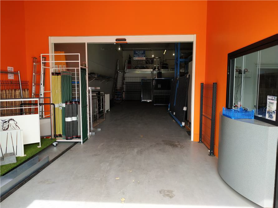 To let – 240 m² warehouse in Avignon