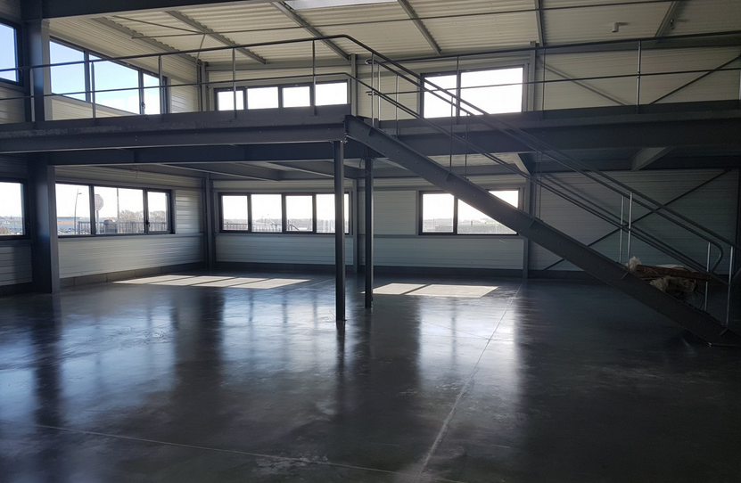 To let – 320 m² warehouse in Calais