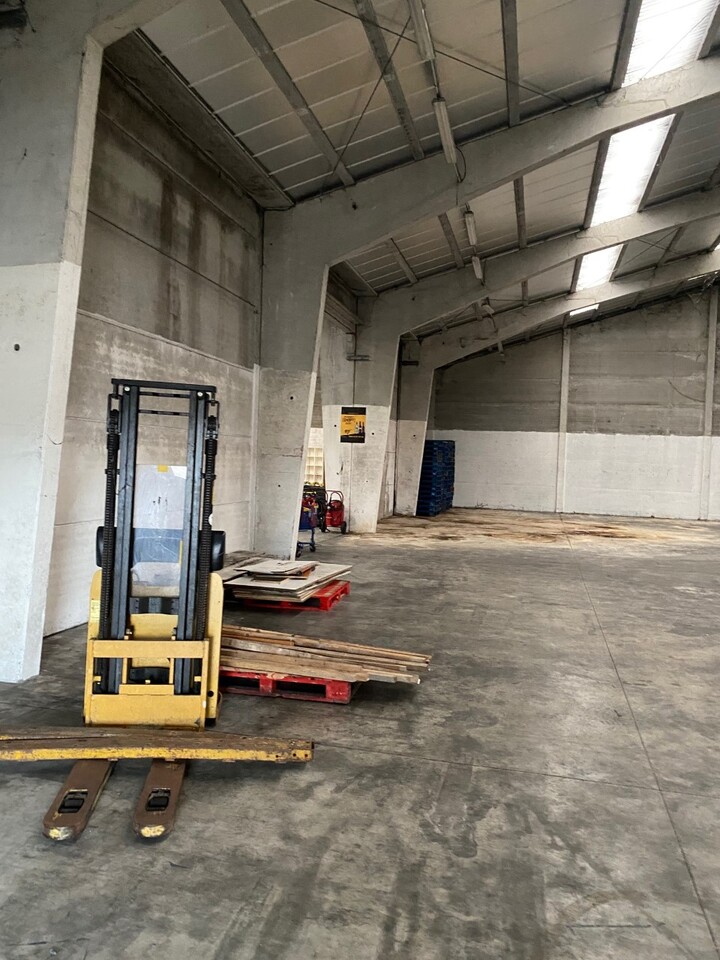 To let – 750 m² warehouse available in the ZI des Dunes industrial estate in Calais – Pas-de-Calais (62)