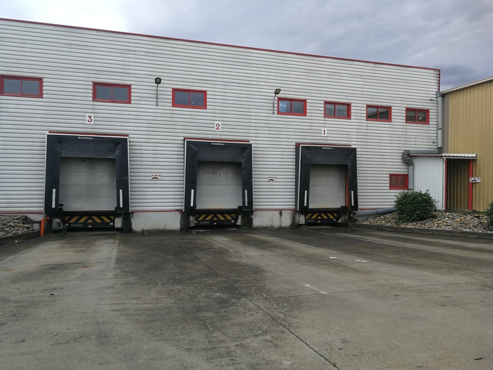 To let – 8,500 m² warehouse in Orange