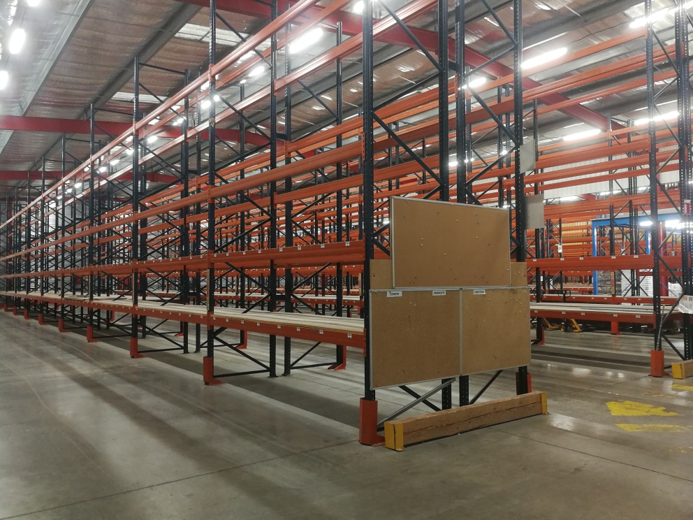 To let – 8,500 m² warehouse in Orange