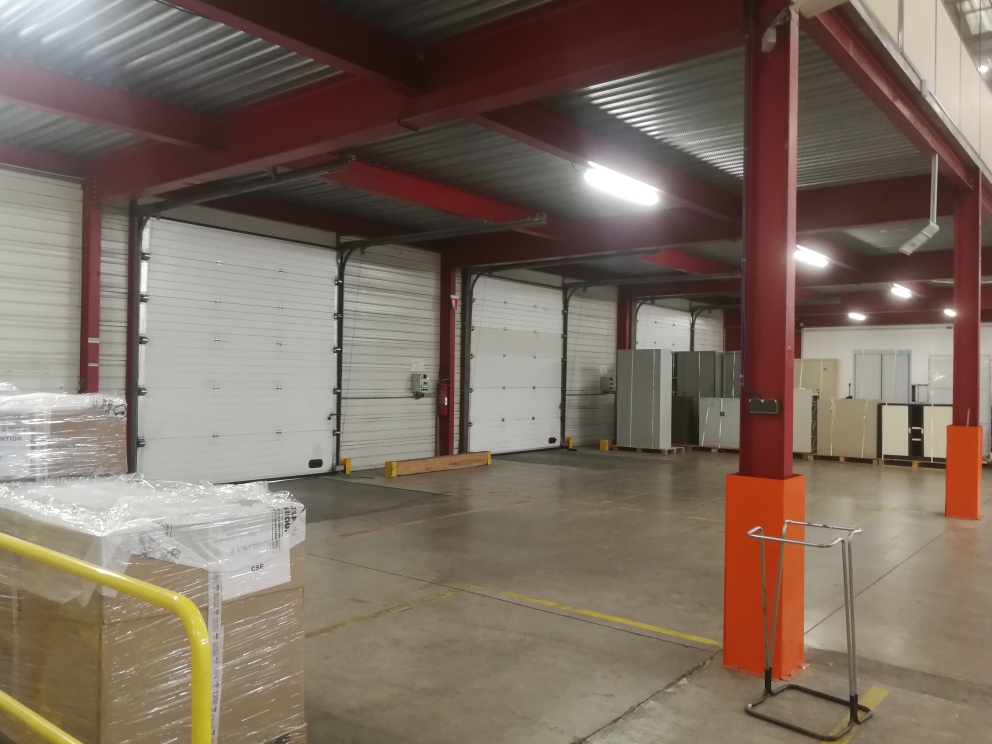 To let – 8,500 m² warehouse in Orange