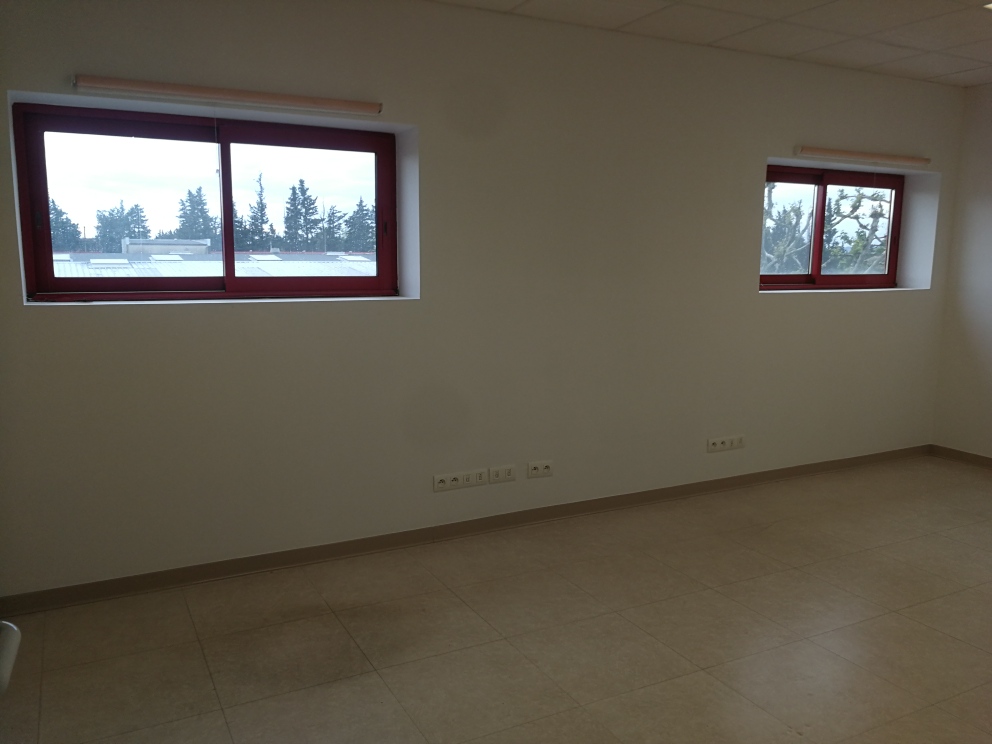 To let – 8,500 m² warehouse in Orange