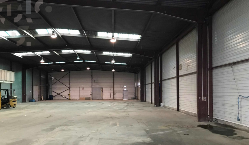 To let – divisible 2,400 m² warehouse in Calais