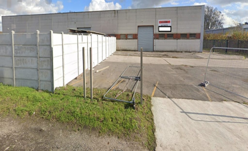 To let – divisible 2,700 m² warehouse in Calais