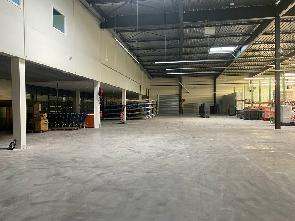 To let – 1,400 m² of divisible business premises in the commune of Lux, Saône-et-Loire (71)