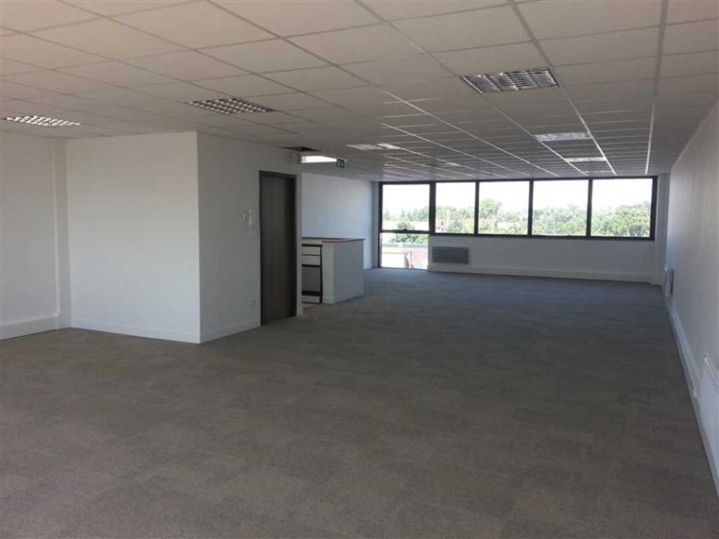 To let – divisible business premises ranging from 351 m² to 702 m² in Saint-Denis