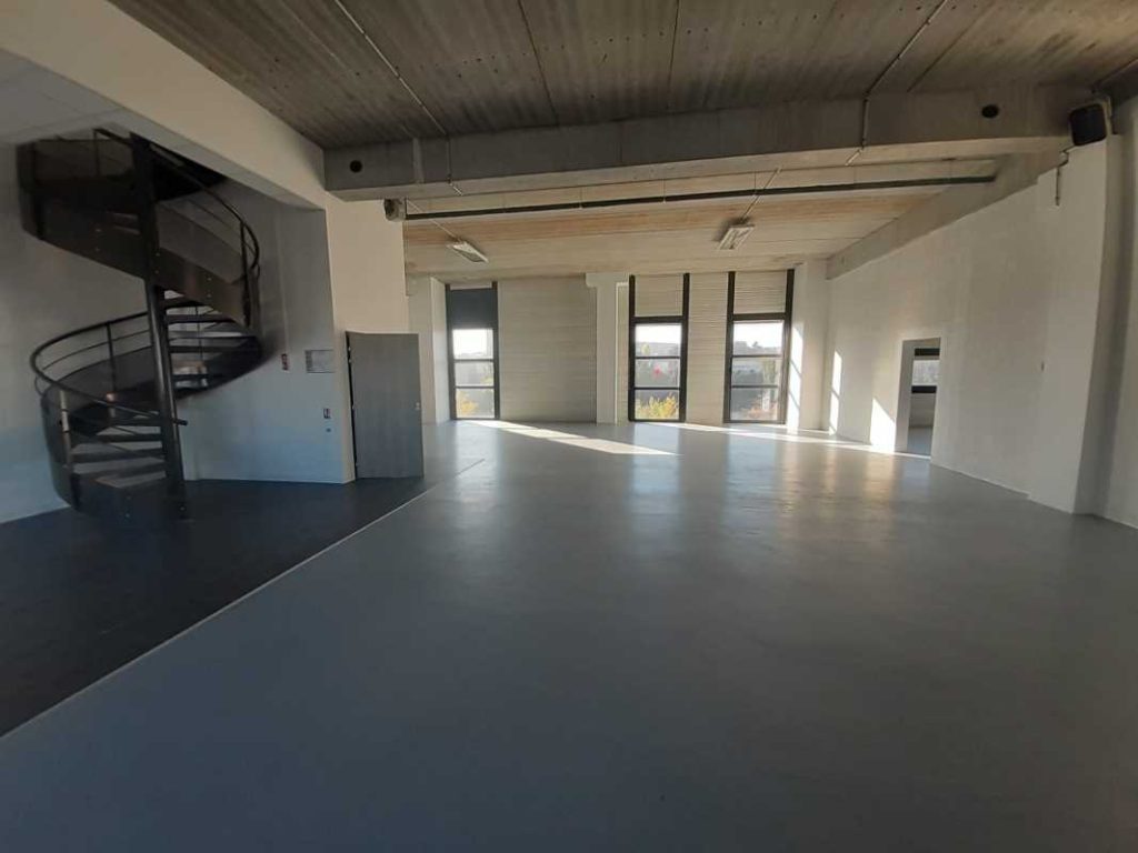 To let – non-subdivisible business premises of 469 m² in Saint-Denis