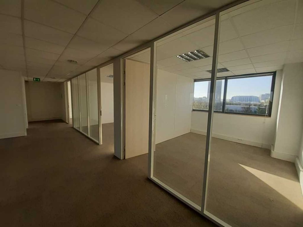 To let – non-subdivisible business premises of 469 m² in Saint-Denis
