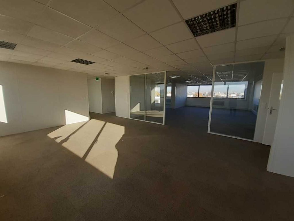 To let – non-subdivisible business premises of 469 m² in Saint-Denis
