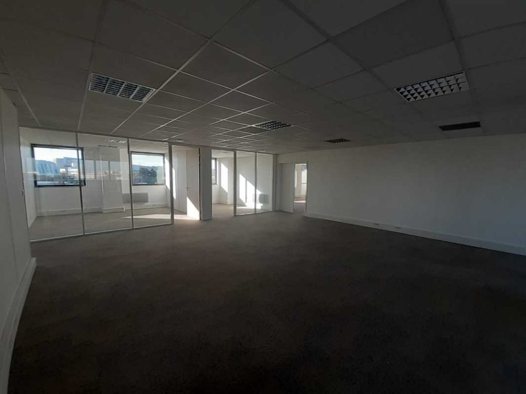 To let – non-subdivisible business premises of 469 m² in Saint-Denis