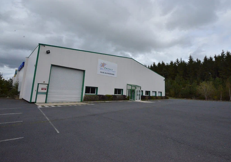 To let – 2,400 m² of industrial premises in Peyre-en-Aubrac, Lozère