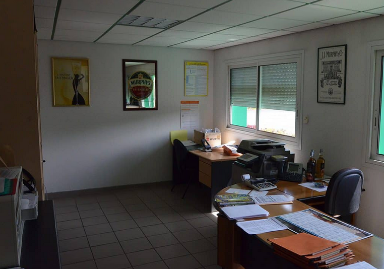 To let – 2,400 m² of industrial premises in Peyre-en-Aubrac, Lozère