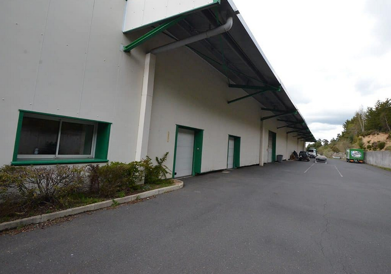 To let – 2,400 m² of industrial premises in Peyre-en-Aubrac, Lozère