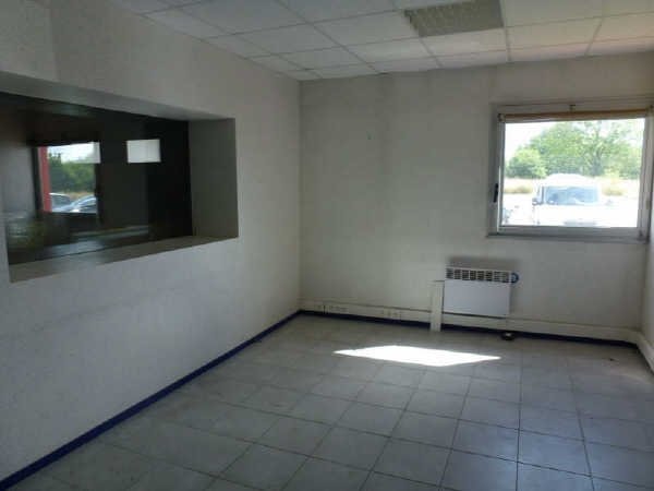 For sale / To let – 1,925 m² warehouse in Limoges