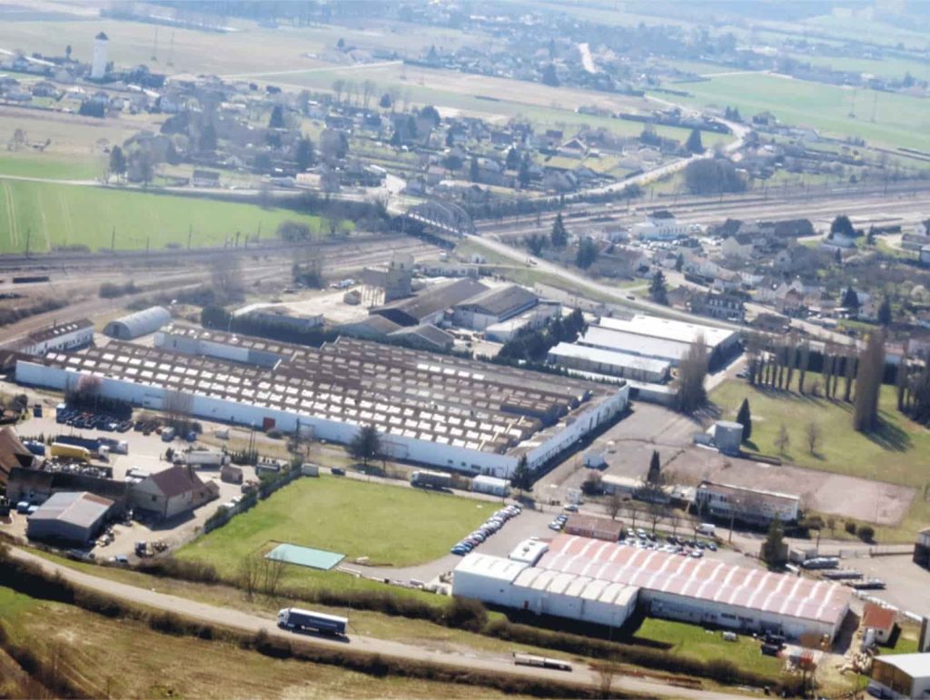 For sale: 2ha of warehouses and workshops, near Auxerre