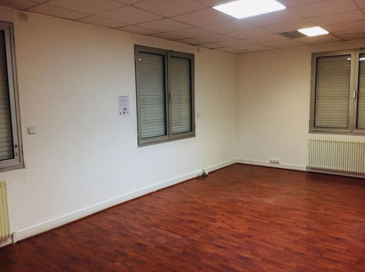 For sale or to let – offices and non-subdivisible business premises of 440 m² in Saint-Leu-la-Forêt (95)