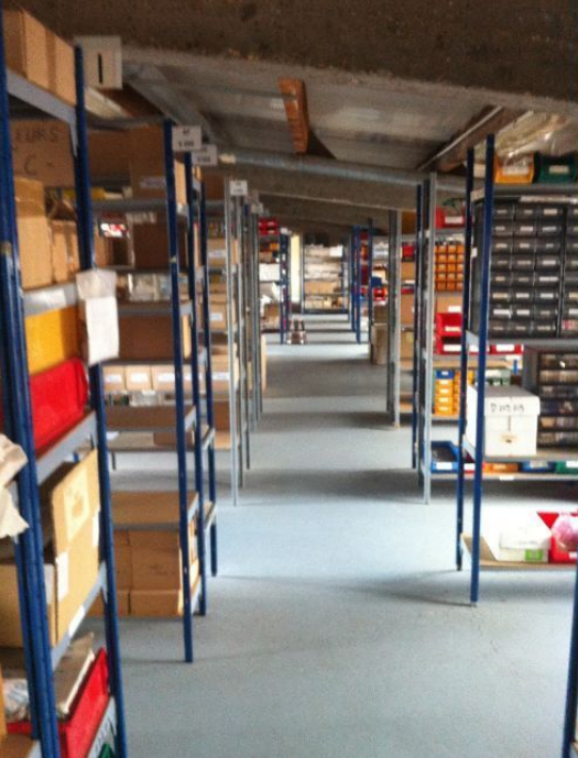 For sale or to let – non-subdivisible business premises of 978 m² in Taverny