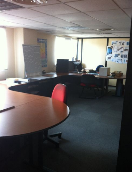 For sale or to let – non-subdivisible business premises of 978 m² in Taverny