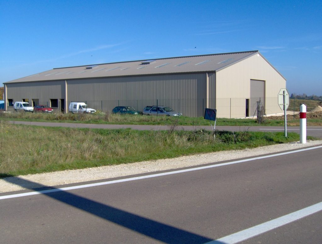 A 920 m² warehouse for sale or to let near Auxerre in the Yonne department