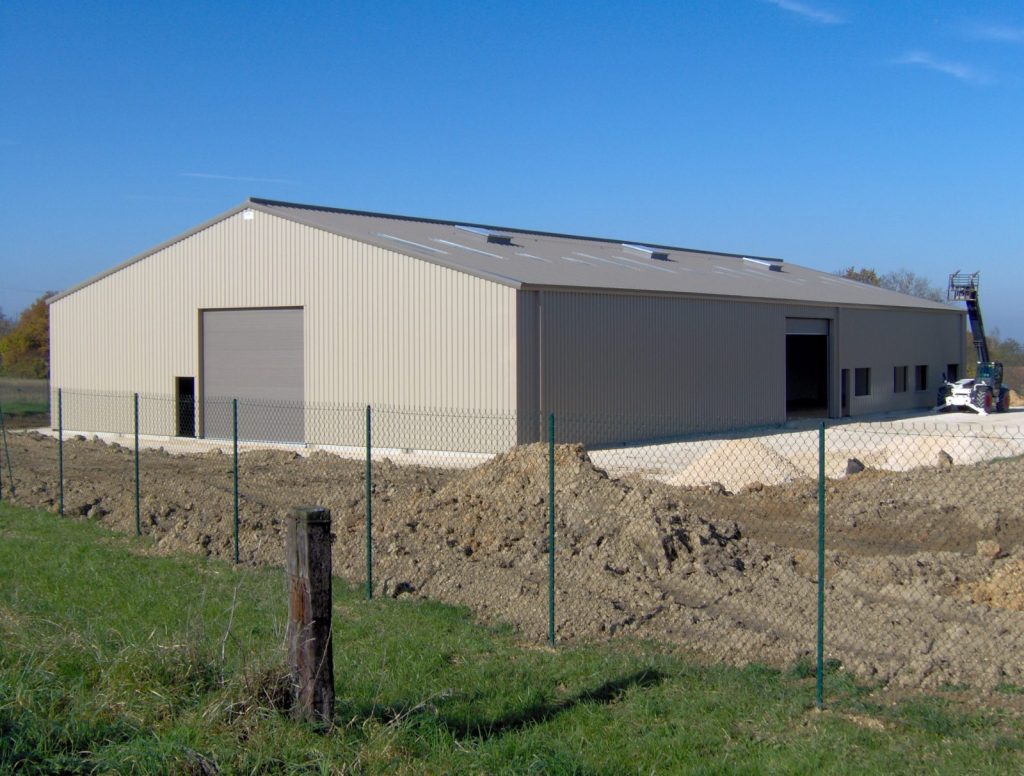 A 920 m² warehouse for sale or to let near Auxerre in the Yonne department