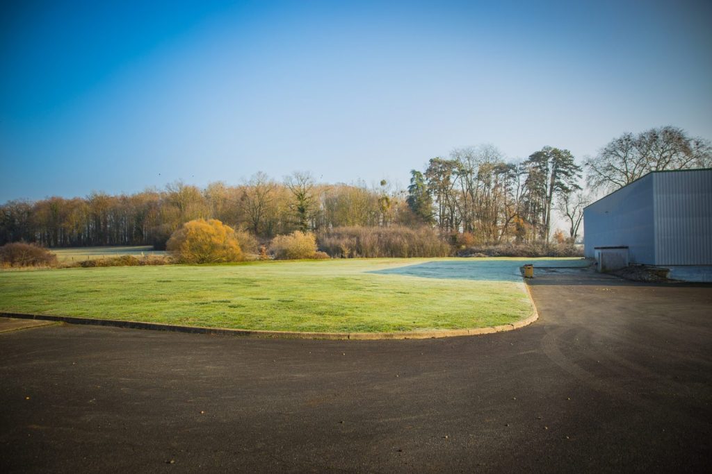 3,000 m² warehouse for rent near Bourges