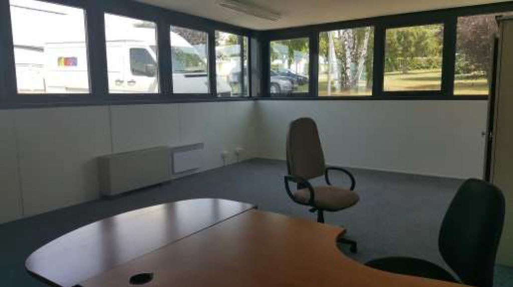 Divisible offices of 350 m² for rent near Auxerre